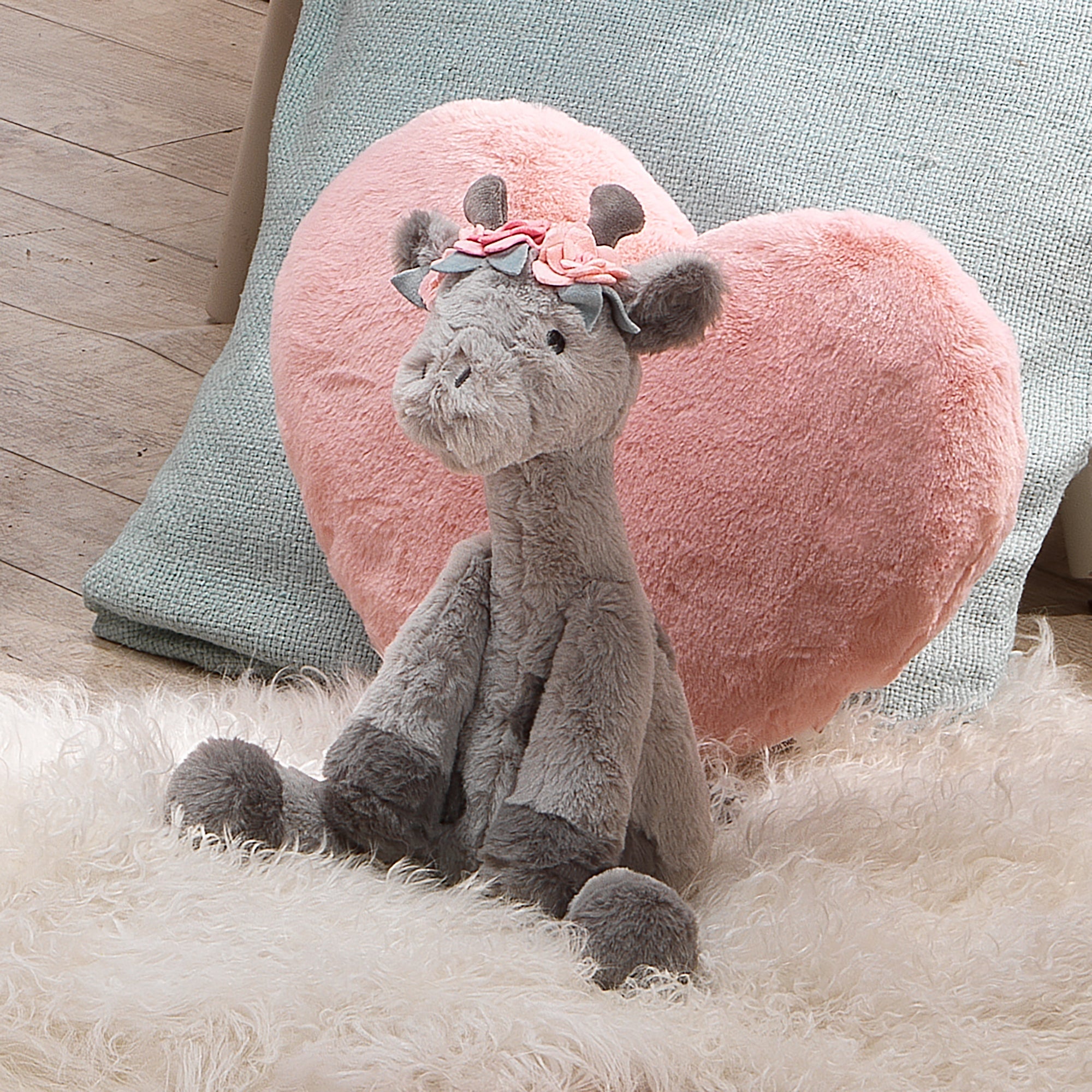 Girafe en peluche grise avec des fleurs