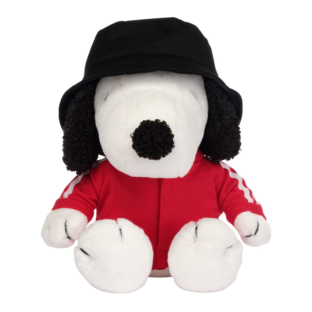 Peluche chien blanc avec bob et veste de survêtement